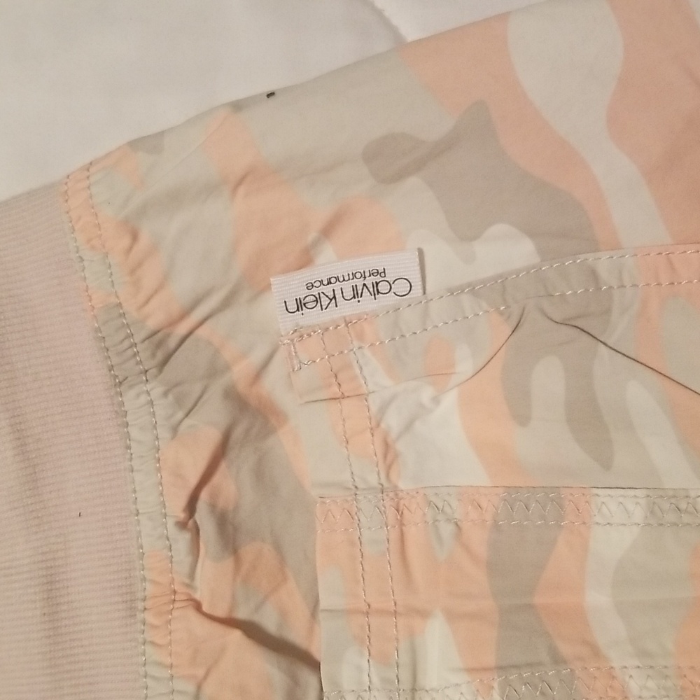 Women's Calvin Klein  Fatigue Shorts; Khaki Peach and Beige; Size Large - Picture 5 of 11